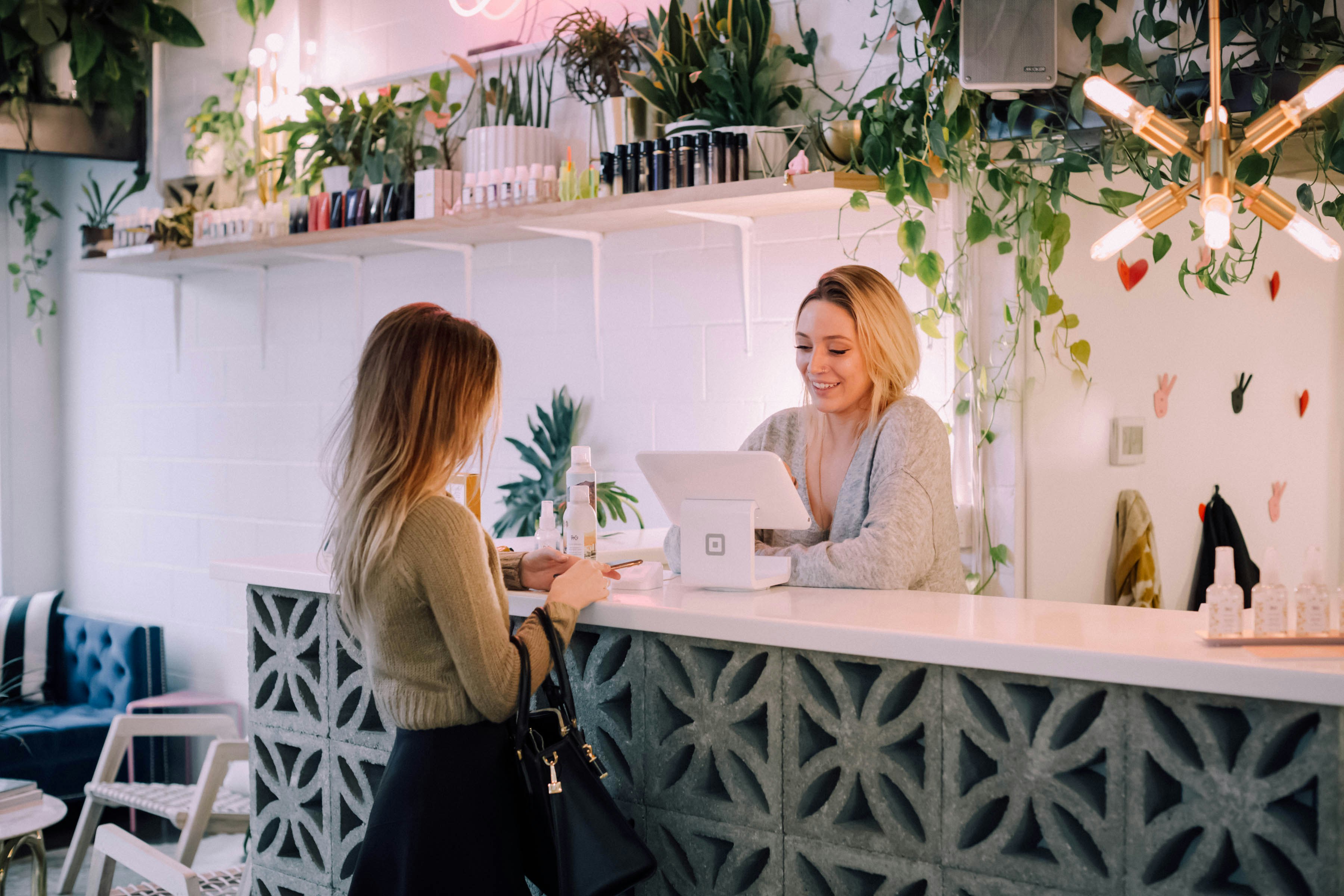 Restaurants & Salons